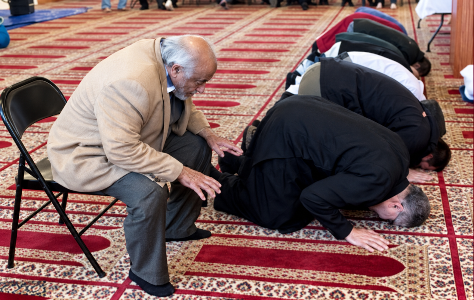 Lelaki solat di kerusi kerana sakit lutut